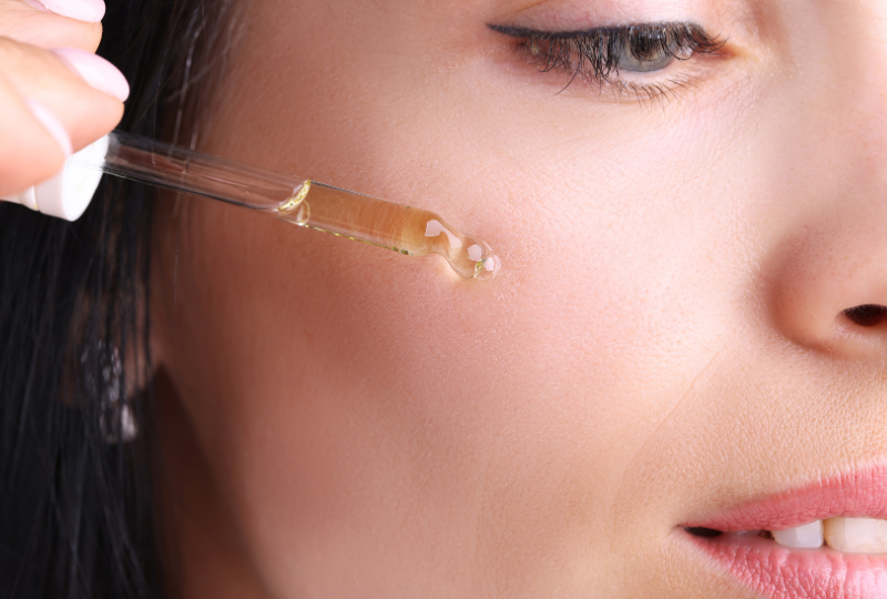 Hydrolát lze aplikovat na pokožku lokálně